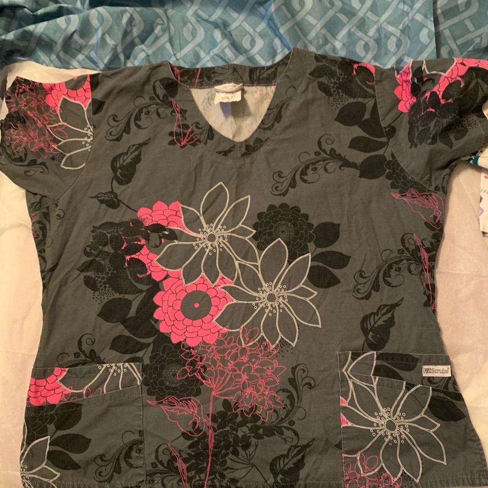 XL UA SCRUB TOP